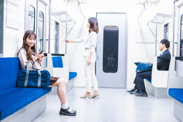 坐火车上学的女高中生图片下载