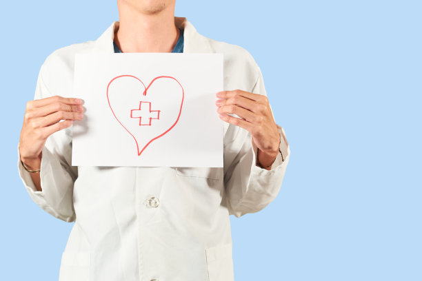 拿着医疗费用保险概念海报的家伙。孤立的图片下载