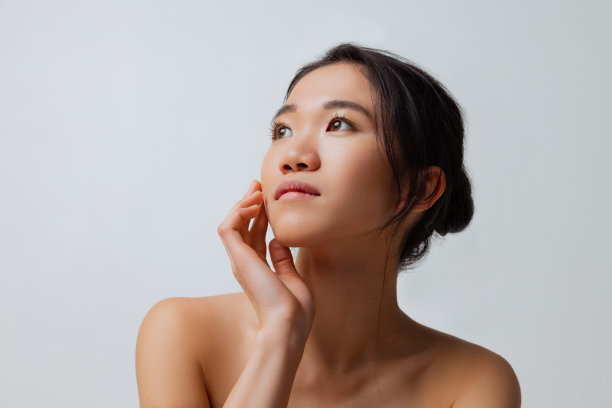 完美光滑皮肤的美丽年轻女子的肖像在灰色背景摆孤立的图片下载