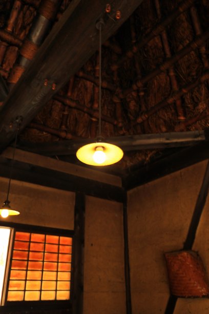 古老民居的复古冷灯图片下载