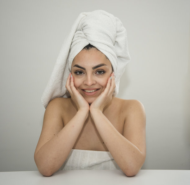 年轻漂亮的女孩图片下载