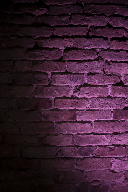 紫色砖墙纹理。图片下载