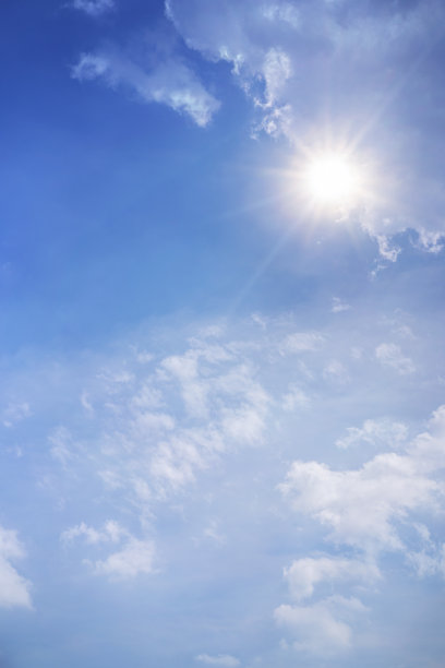 美丽的蓝天和云彩的背景。图片下载