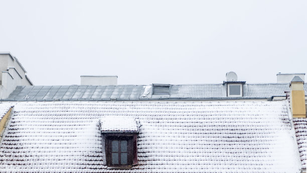 屋顶上有雪的传统英式阁楼。古色古香的建筑阁楼折叠式窗户。副本的空间。图片下载