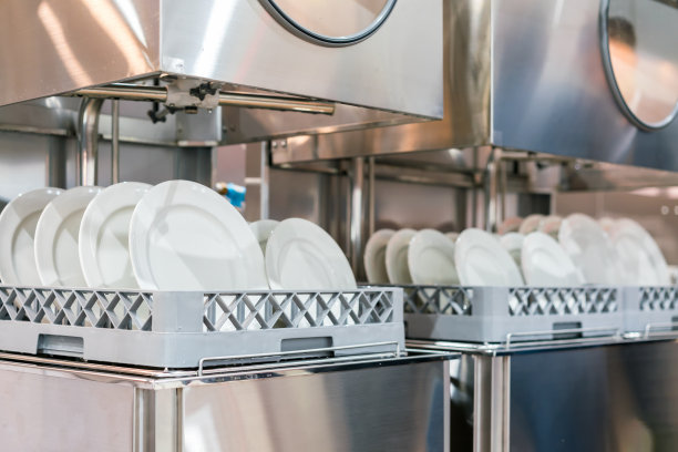 许多白色盘子在篮子在自动洗碗机为餐厅工业图片下载