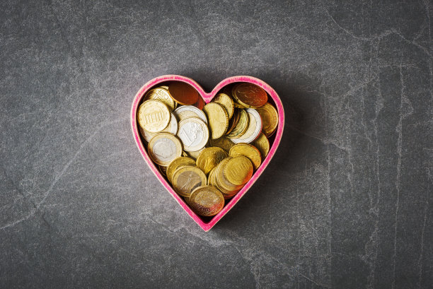 欧元货币硬币在灰色石头背景的心形盒子。爱情与金钱观念图片下载