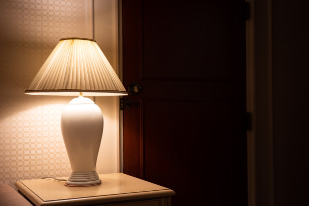 经典风格的照明灯具在客厅。图片下载