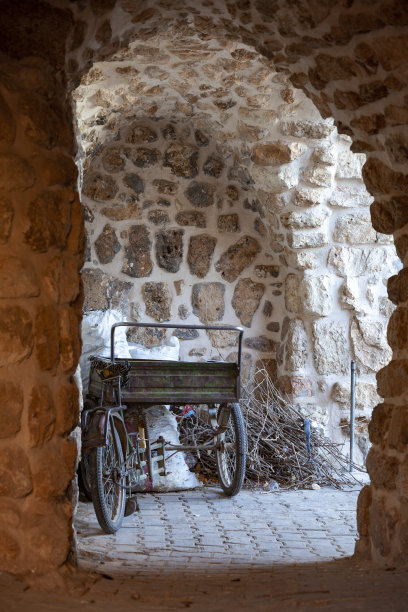马丁，米迪亚特，废弃的古董石巷里的手推车照片图片下载