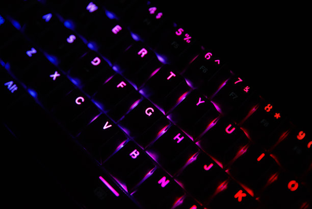 游戏的rgb键盘在黑暗的背景图片下载
