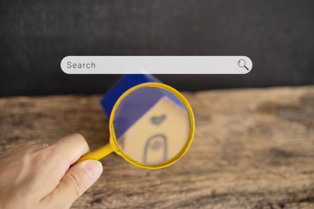 用放大镜寻找房子的概念图片下载