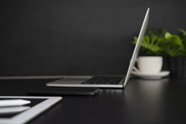 笔记本电脑与平板电脑和智能手机的黑色背景图片下载