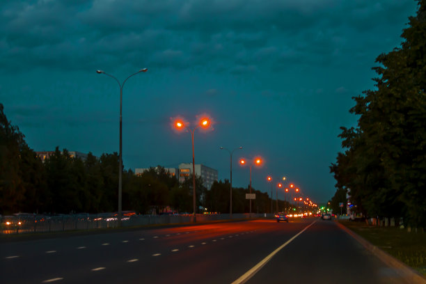 照片中的城市之夜，城市中的夕阳，在艺术的处理中图片下载