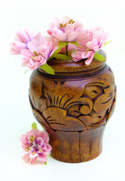 白色背景上的人造花和木制花瓶，婚礼室内细节接近图片下载