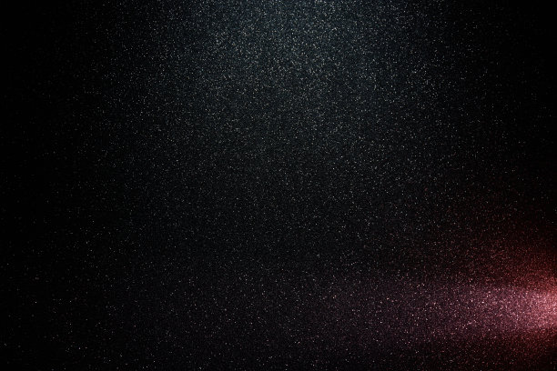 在一个渐变的颗粒状黑色背景上，一束浅粉色的水平光束图片下载