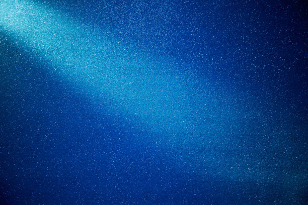 明亮的对角线淡蓝色光束在蓝色颗粒背景上图片下载