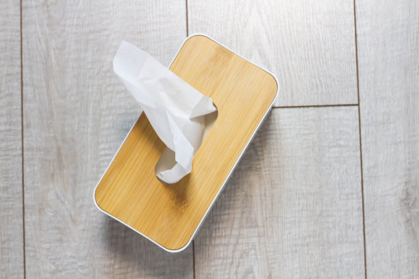 鼻擦拭。个人卫生。清洁耳垢的棉签。图片下载