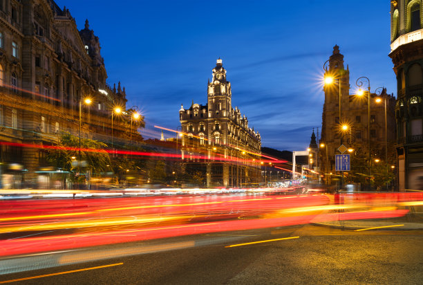城市交通模糊的灯光。布达佩斯,匈牙利。建筑物的夜间照明。高分辨率的照片。图片下载