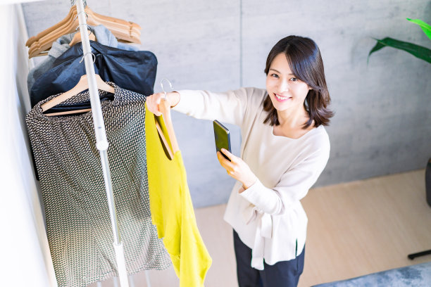 一个在跳蚤市场上卖衣服的女人图片下载