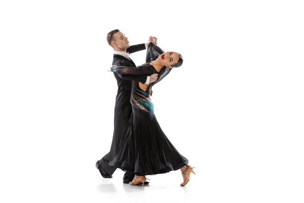 年轻夫妇的肖像，练习华尔兹孤立在白色的工作室背景。穿着黑色舞台服装的艺术家图片下载