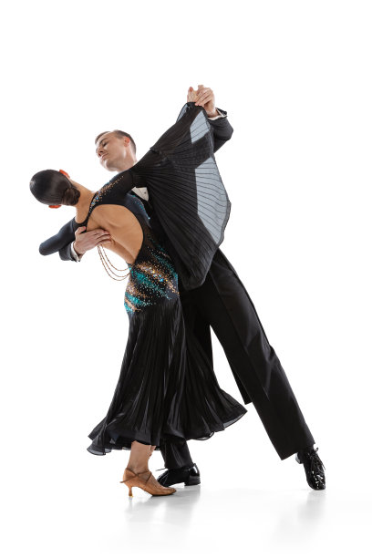 年轻夫妇练习交际舞的全长肖像在白色工作室背景孤立图片下载