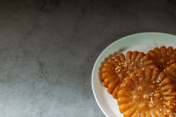 药果(韩国风格的蜂蜜饼干):面粉混合蜂蜜和芝麻油，压在药果锅(药果模具)，浅炸或深炸，蘸上谷物糖浆或蜂蜜，撒上切碎的松子。图片下载