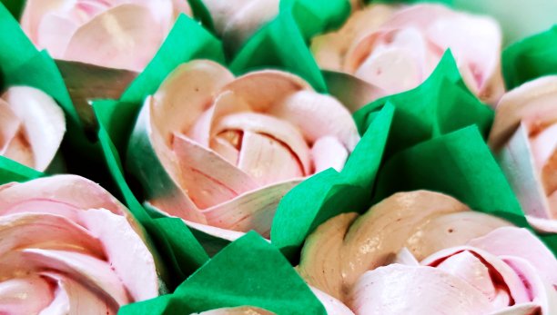 玫瑰形状的甜棉花糖。节日的甜点。图片下载