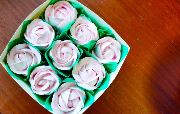 玫瑰形状的甜棉花糖。节日的甜点。图片下载