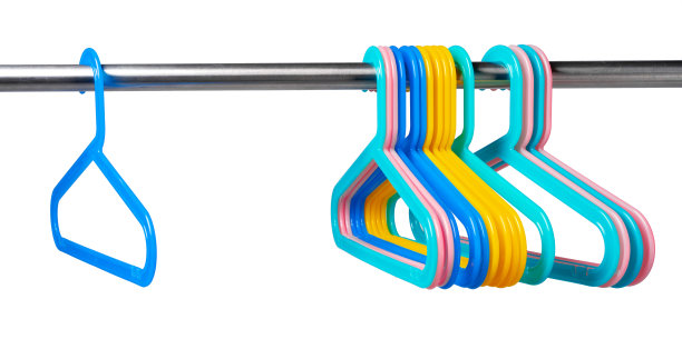 白色背景的金属衣架图片下载