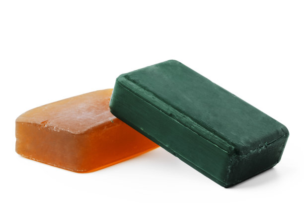 米色和绿色的肥皂条在白色的背景图片下载