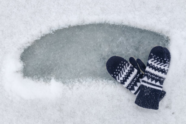 蓝色手套的俯视图在冰冻的河流，雪。冬天寒冷的活跃。空的空间图片下载