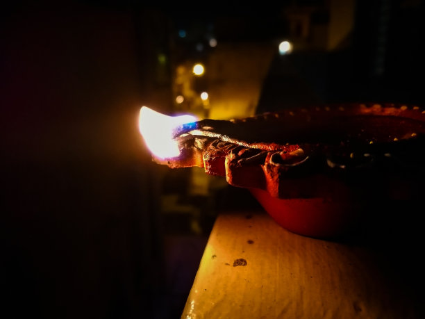 排灯节期间点亮的彩色手工泥土油灯侧视图，拍摄于印度卡纳塔克邦班加罗尔图片下载