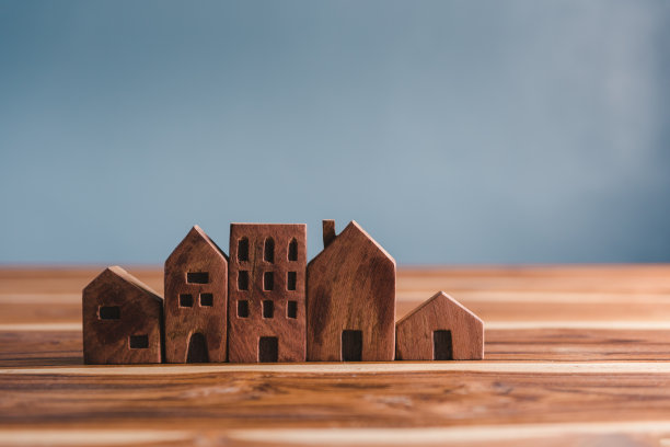 木屋社区、住宅市场与房地产开发概念。商业家庭保险和财产投资的未来概念。按揭房屋和住宅贷款图片下载