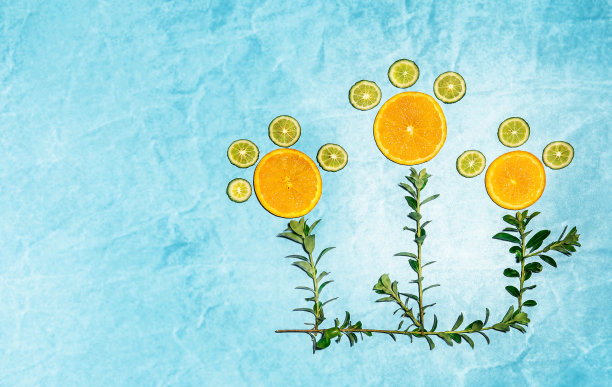 柑橘-橙子和酸橙-安排在蓝色背景，健康的生活方式或饮食的概念图片下载