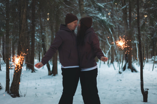 大气的冬季照片，一个男人和一个女人拥抱和庆祝情人节图片下载