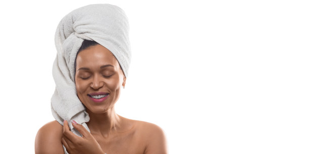 35岁的非洲裔美国妇女，皮肤干净，微笑着触摸她的皮肤-隔离在白色背景。格式照片2 x1图片下载