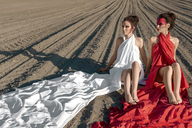 两个女孩的肖像与创造性的身体艺术化妆坐在裸露的地面图片下载
