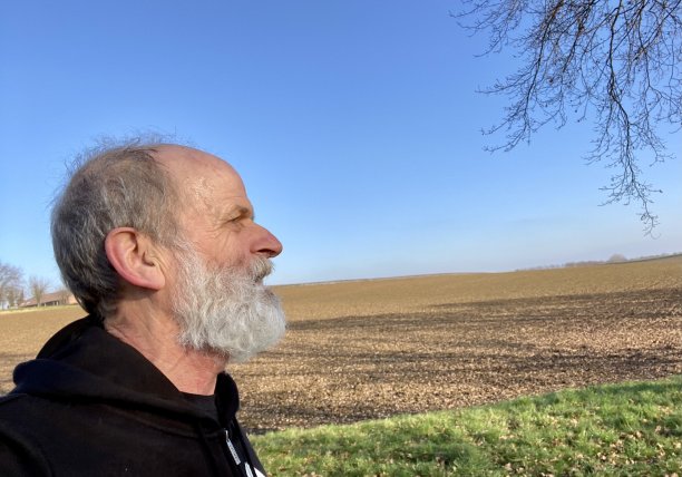 流鼻涕的老男人图片下载