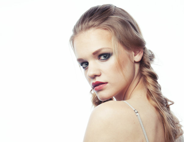 年轻漂亮的金发女孩，发型和化妆快乐微笑摆姿势在白色背景孤立，生活方式的人的概念图片下载