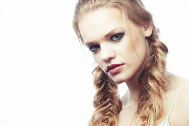 年轻漂亮的金发女孩，发型和化妆快乐微笑摆姿势在白色背景孤立，生活方式的人的概念图片下载