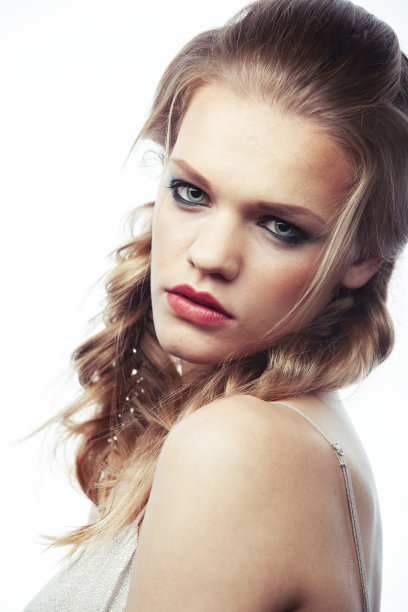 年轻漂亮的金发女孩，发型和化妆快乐微笑摆姿势在白色背景孤立，生活方式的人的概念图片下载