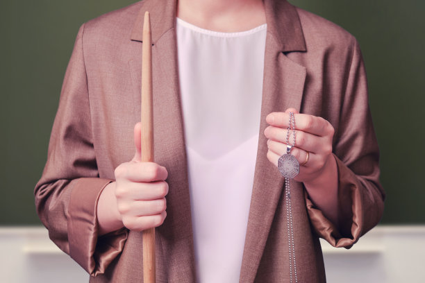 女教师在教室的黑板上手持阴阳宗教符号图片下载