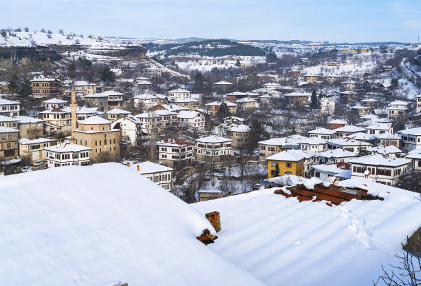 雪下土耳其萨夫兰博卢卡拉布克镇景观图片下载