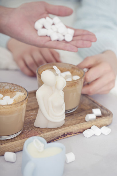 蜡烛男人和女人的背景上的手和咖啡杯图片下载