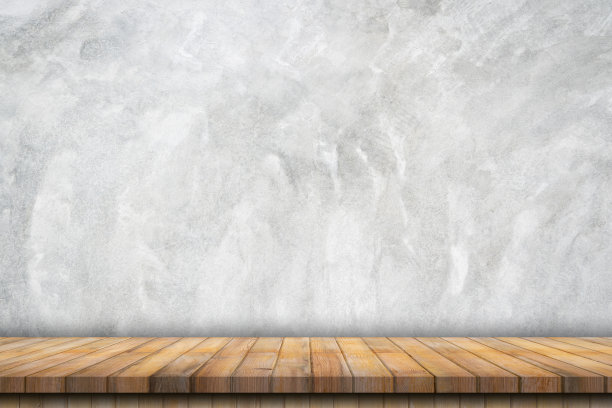空的白色混凝土墙背景和木桌与复制空间图片下载
