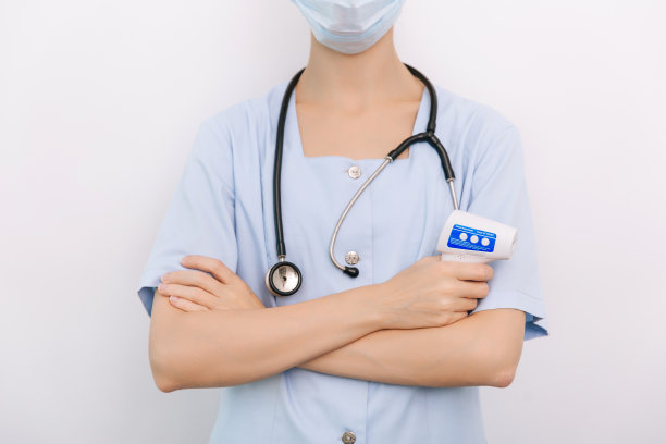 医生手中的测温枪。近距离拍摄的医生戴着防护外科口罩，准备使用红外等距温度计枪检查体温的病毒症状图片下载