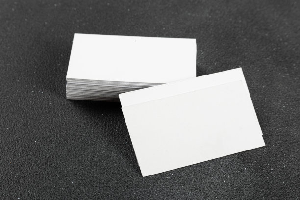 名片的照片。在黑色背景上的企业身份模型。为图形设计师的演示和作品集图片下载