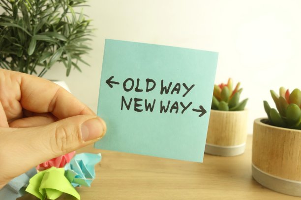 旧的和新的方式用箭头手写在便利贴上。愿景、战略、机会概念图片下载