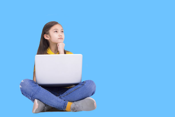 女学生用笔记本电脑学习，思考问题图片下载