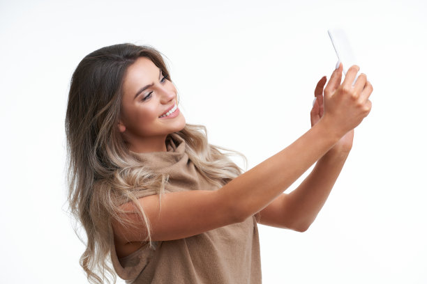 美丽的成年女性肖像。摄影棚拍摄，孤立在白色背景上图片下载