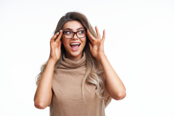 美丽的成年女性肖像。摄影棚拍摄，孤立在白色背景上图片下载